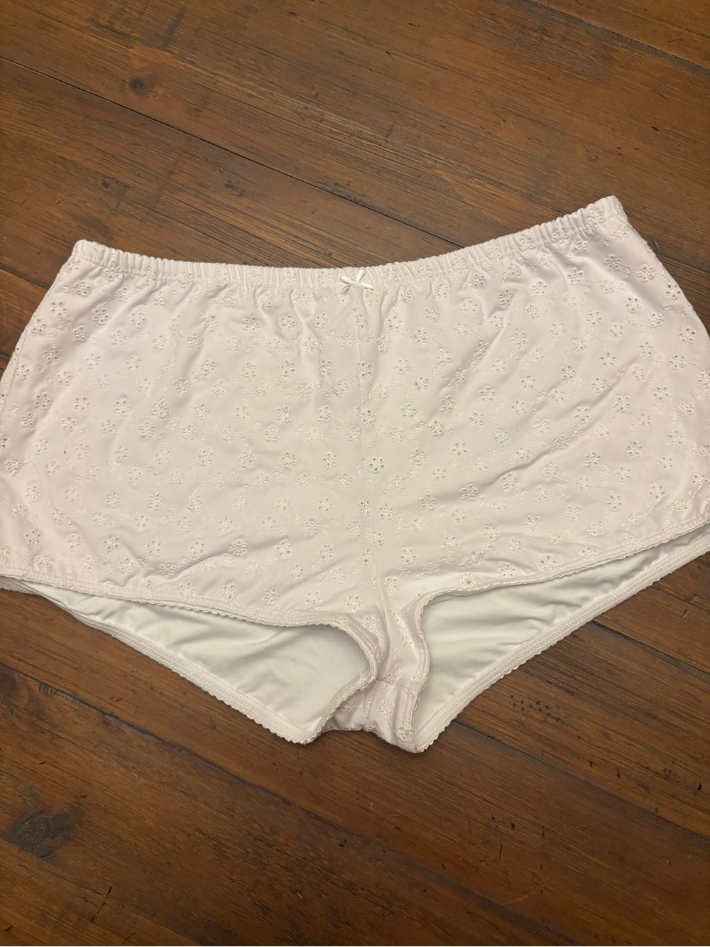 NWOT Frankie’s bikinis white eyelet swim shorts